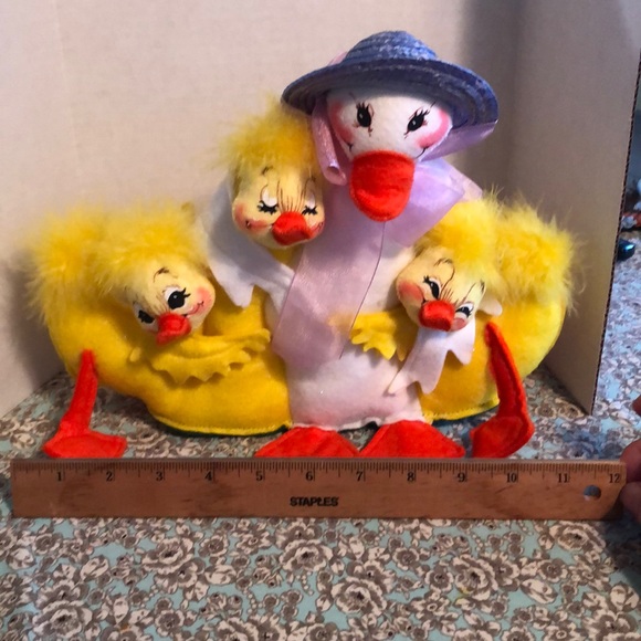 Annalee Mama duck with her three little chicks - Picture 9 of 10